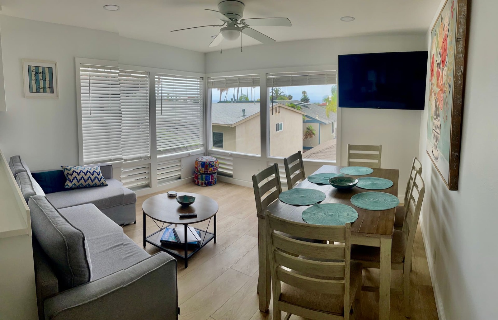 The Jewel: living room dining