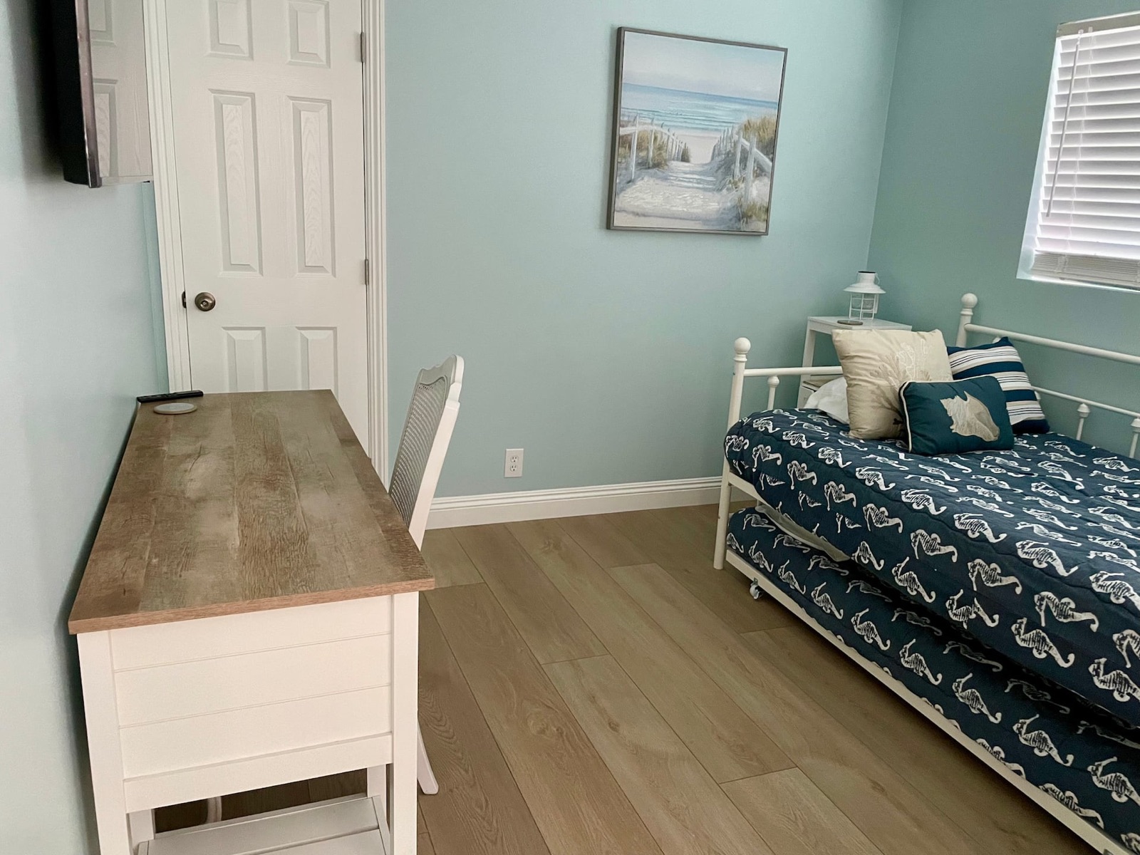 San Clemente's Jewel (Unit D): bedroom trundle desk